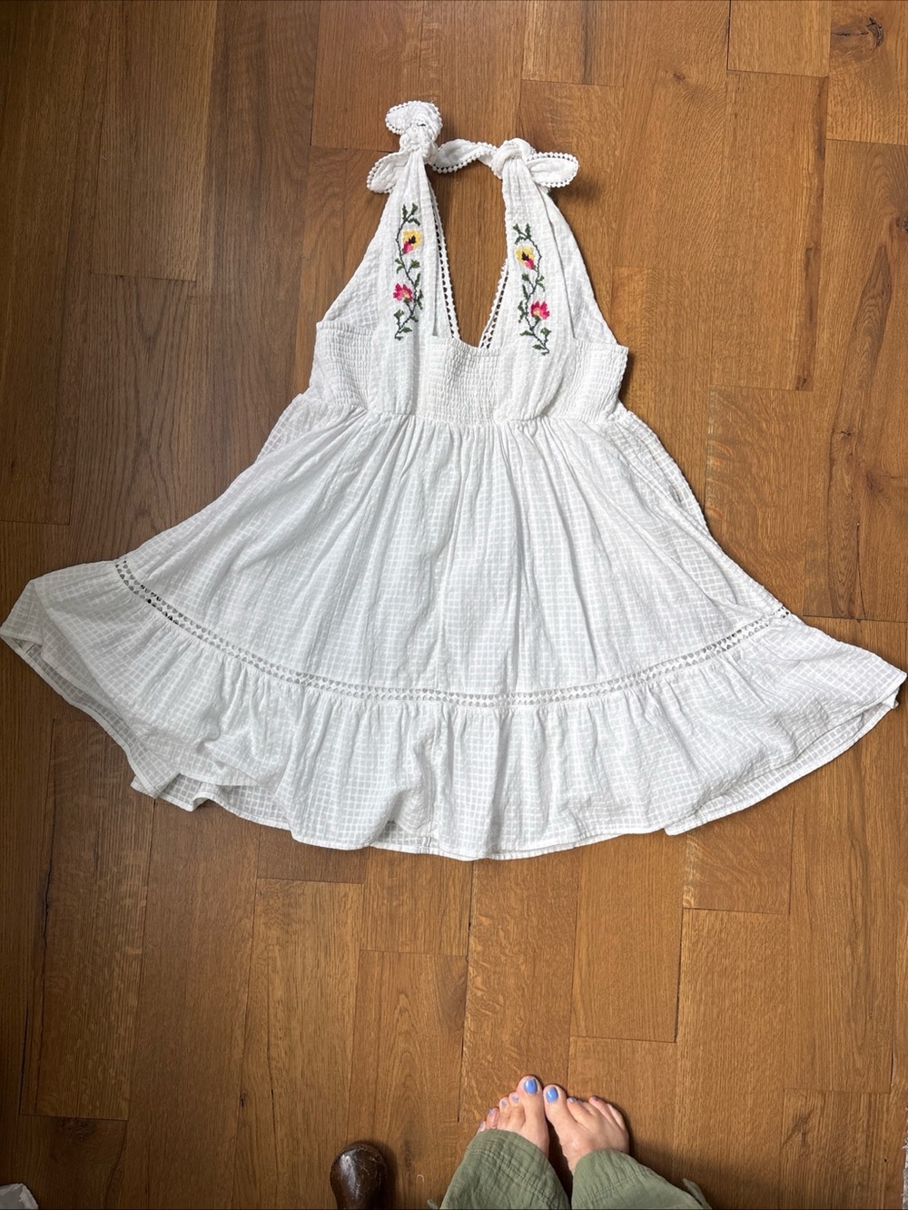 URBAN OUTFITTERS LARGE Embroidered Floral Sundress White Cotton gauzy ribbon tie - Picture 9 of 9